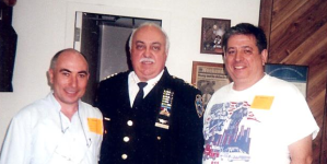 ההתרחשות בניו יורק הייתה קו פרשת המים של הפרשה. דיוויד וכסמן ז"ל, ויליאם אלי שהיה בתפקיד מקביל לראש אגף החקירות ב- NYPD ואני בביקור בלשכתו במנהטן בשנת 2002.